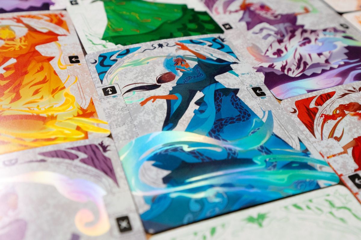 Gros plan sur des cartes illustrées à l'aquarelle, disposées côte à côte et vues en biais.